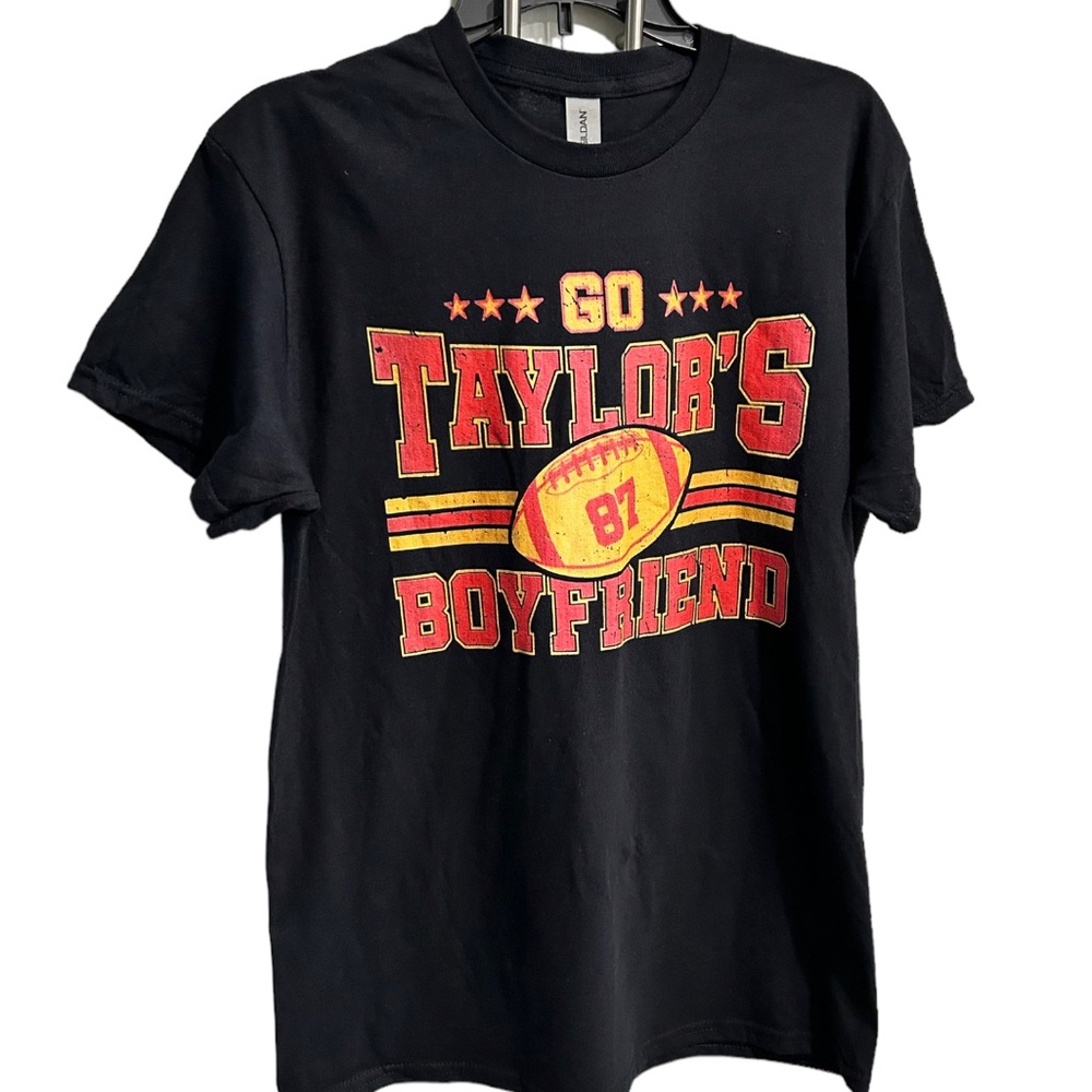 Go Taylor’s boyfriend t shirt